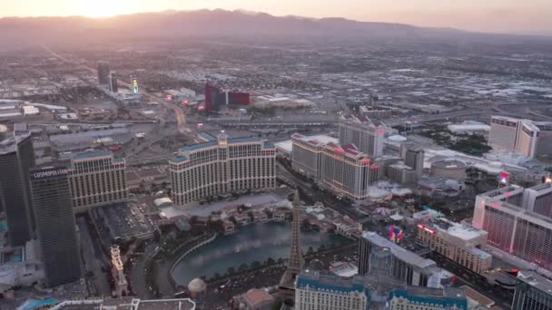Las Vegas Epic Bellagio fuentes espectáculo de luz iluminado en el atardecer cielo rosa 4k EE.UU. — Vídeo de stock