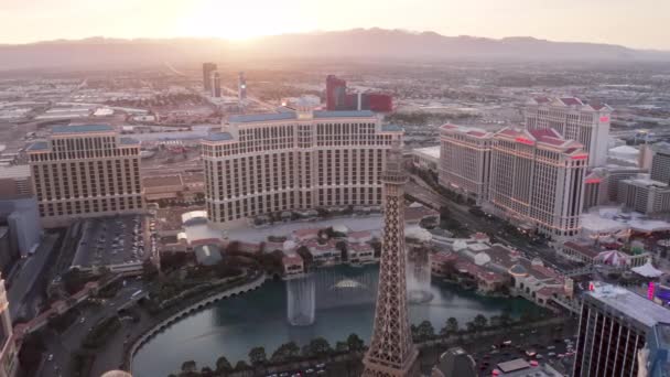 Vista dorada del atardecer sobre el paisaje urbano de Las Vegas con vistas a las montañas cinematográficas 4K US — Vídeo de stock