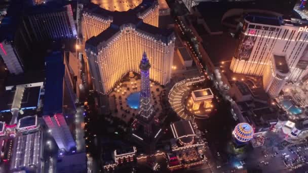 Vista mozzafiato sull'illuminazione colorata della torre Eiffel nel Casinò di Parigi — Video Stock