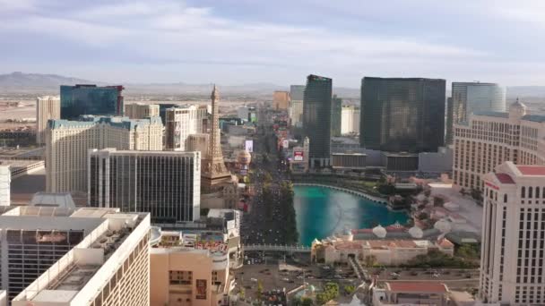 Las Vegas Strip, Paris com Torre Eiffel, Cosmopolitan, Bellagio resorts casinos — Vídeo de Stock