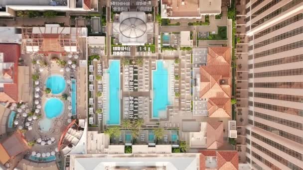 Vue aérienne sur la piscine bleu vif dans un complexe 5 étoiles vénitien casino à Las Vegas — Video