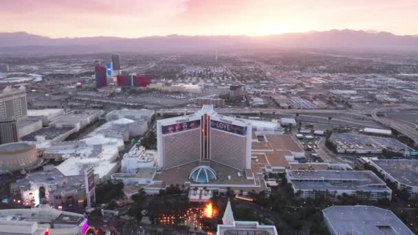 Escénico espectáculo de fuego Volcán Mirage hotel y casino bajo el cielo rosa Las Vegas — Vídeo de stock