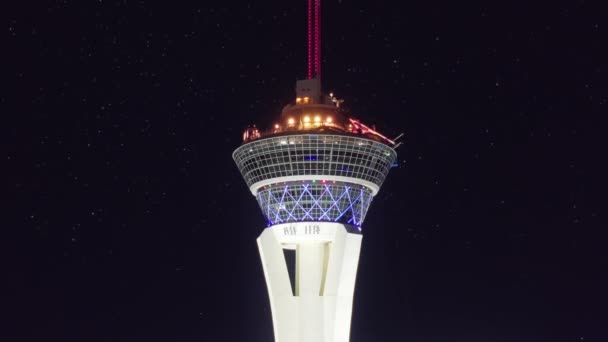Scenic aerial around STRAT hotel with rides on observation deck, night Las Vegas — Vídeos de Stock