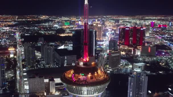 Scenic aerial around STRAT hotel with rides on observation deck, night Las Vegas — стокове відео
