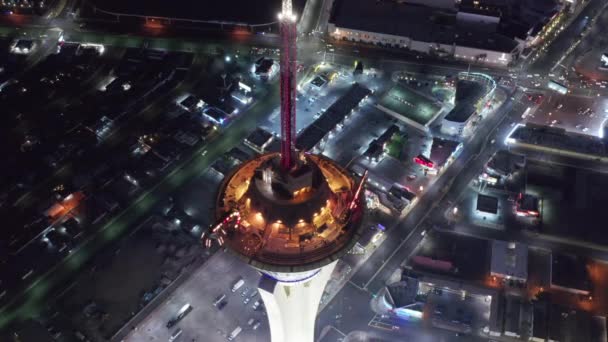 Scenic luchtmensen hebben plezier op enge ritten op de top van hoge Stratosphere toren — Stockvideo