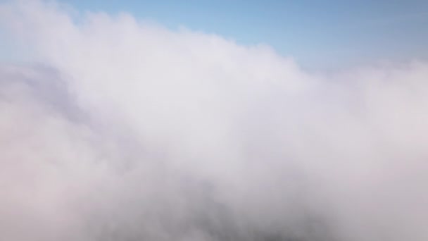 Vista directa desde la cabina, avión volando a través de nubes blancas hermoso paisaje nublado — Vídeos de Stock