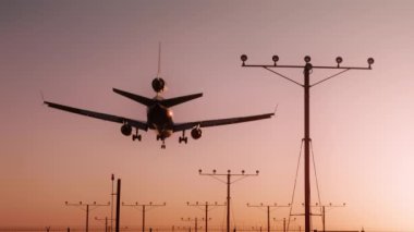 Yaz akşamında pembe gün batımı gökyüzü, tatil turizm konsepti videosu