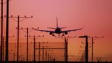 Havaalanında gün batımı, 6K seyahat görüntüleri, yazın pembe günbatımı gökyüzü.