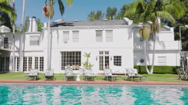 Large white classic architecture house with pool, sun deck and scenic garden USA — Stockvideo