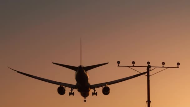美しい夕日に対する大きな旅客機の着陸、赤カメラショット — ストック動画