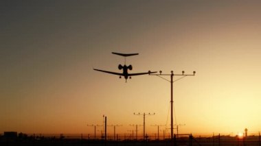 Gün batımında havaalanına inen büyük uçak, RED 'e düşen uçak.