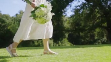 Yeşil parkta yürüyen romantik bir kadın. Güzel bir orman arka planında. Kızıl.