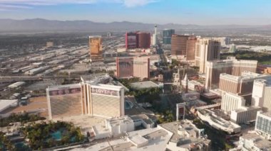 Las Vegas STRIP trafiği, renkli reklam araçları, otel binaları...