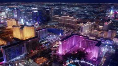 Modern çağdaş tatil köyleri ve kumarhaneler mavi günbatımı gökyüzünde, Aerial 4K