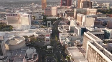 4K Las Vegas Bulvarı 'nda altın gün batımında yoğun trafik var.