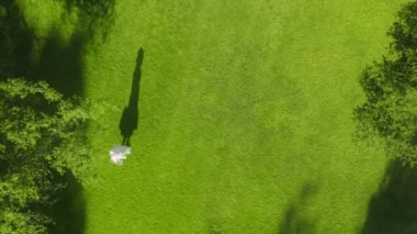 Gün batımında çimenlerin üzerinde kadın gölgesi silueti anteninde, Kızıl ötesi çekim