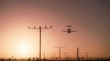 Tatil turizmi konsepti çekimi, geceleri turistlerle dolu arka plan uçağı.