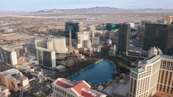 Hava 4K Manzaralı Las Vegas Otelleri Kumarhaneleri, Eyfel Kulesi ve Bellagio Çeşme Günü — Stok video