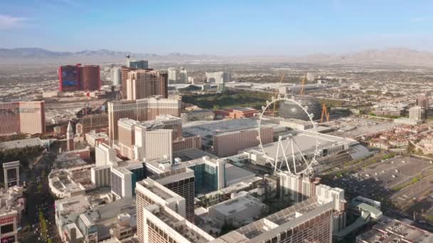 Aerial 4K view Las Vegas hotels with casinos, Venetian, Palazzo resorts, wheel — Wideo stockowe