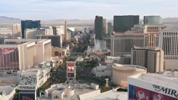 Las Vegas is one of top tourist destinations in the world full of traveler crowd — Wideo stockowe