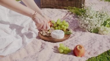 Ahşap tahtada peyniri dilimleyen kadın, gurme aperatifi ya da abur cubur