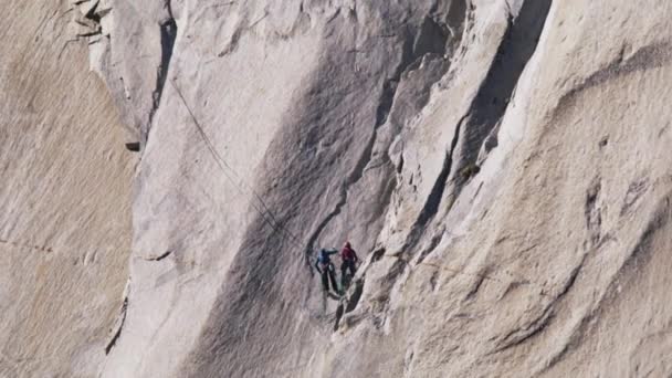 Zoom out RED footage USA tourism, travel silhouette of two strong rock climbers — Video