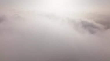 Doğa çevresi arka planı, melek ya da kuş gökyüzü bulutlarında uçuyor.