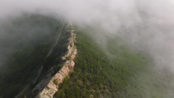Nuvem branca brilhante acima da borda do pico verde, 4K b-roll ao ar livre natureza fundo — Vídeo de Stock
