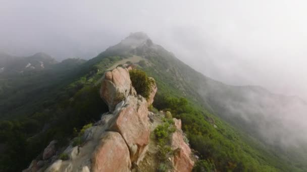 緑のピークの風光明媚な岩の上に明るい白い雲｜4K屋外自然背景 — ストック動画