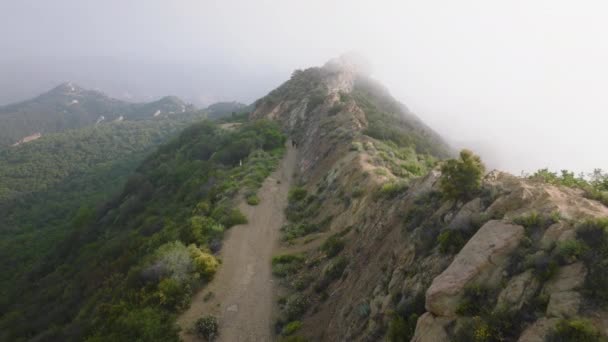 Nuvem branca brilhante acima das pessoas caminhadas pela trilha da montanha no pico verde, natureza — Vídeo de Stock