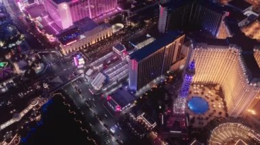 Modern Paris tatil köyü ve kumarhane binalarının parlak gece aydınlatması