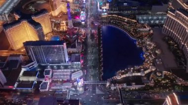 Las Vegas Bulvarı 'nda modern kumarhanelerin gece aydınlatması, gece trafiği
