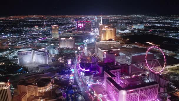 Vacker antenn drönare utsikt över urban modern Las Vegas centrum på natten 4K US — Stockvideo