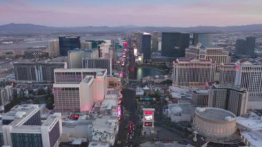 Las Vegas otel ve kumarhane binaları üzerinde ileriye doğru uçuyor, Las Vegas şehir merkezi 4K