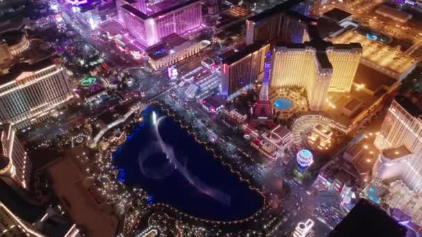 Las Vegas Luftaufnahme der Skyline bei Nacht mit malerischen Bellagio-Fontänen Tanzshow — Stockvideo