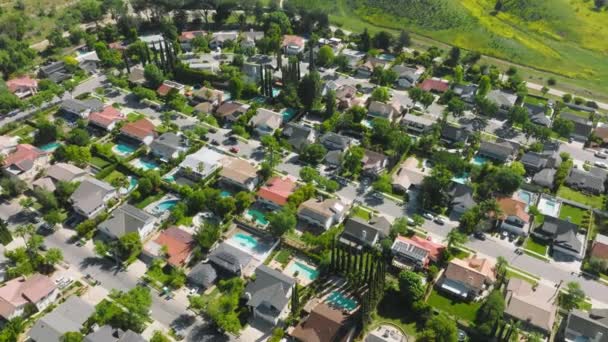 Вид з повітря на приголомшливу розкішну нерухомість з приватними басейнами і садами — стокове відео