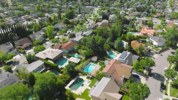 Aerial view of magnificent and charming small town within safe neighborhood — Vídeos de Stock