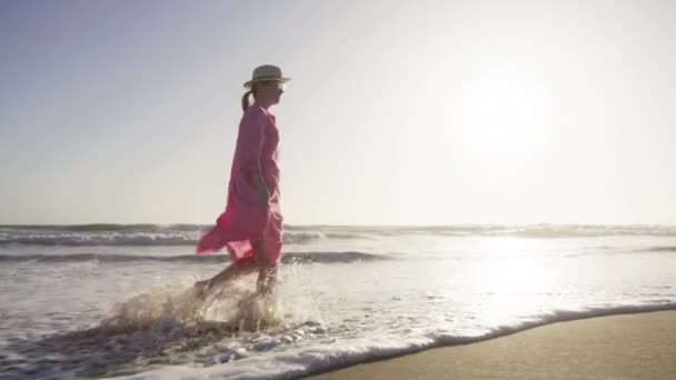Щаслива романтична жінка насолоджується спокійним заходом сонця прогулянка на пляжі, спосіб життя у відпустці . — стокове відео