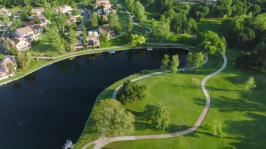 Rıhtıma bakan modern mimarinin modern tasarımı.