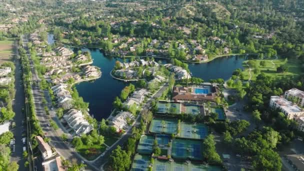 아름다운 단층집들 과 호수 옆에 있는 읍들 — 비디오