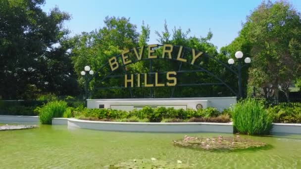 Ikonisk skyltning av Beverly Hills bostadsområde i Los Angeles, Kalifornien, USA — Stockvideo