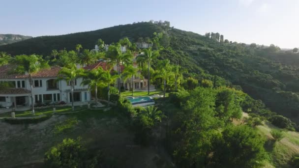 Beautiful nature of Calabasas Park below sunny skyline — Stock video