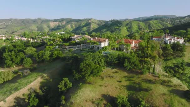 Beautiful mansion in Calabasas Park for the perfect retreat as seen from above — Stock Video