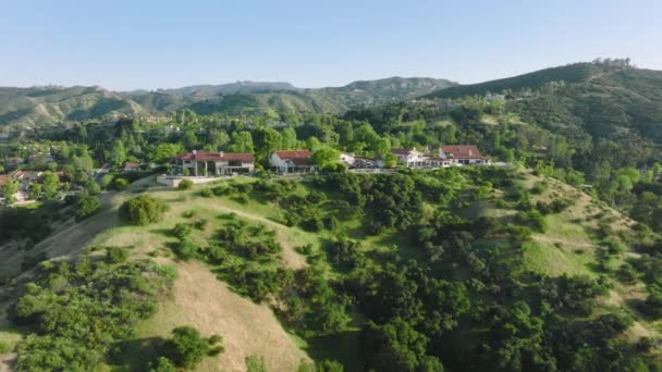 В нескольких шагах от озера Калабасас в долине Сан-Фернандо, Калифорния, США — стоковое видео
