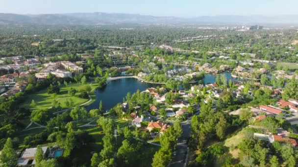 Houses at Calabasas lake, suburban neighborhood Los Angeles, San Fernando Valley — Stock Video