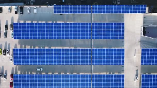 Вид з повітря на гараж в центрі міста зі стійкими панелями енергії — стокове відео