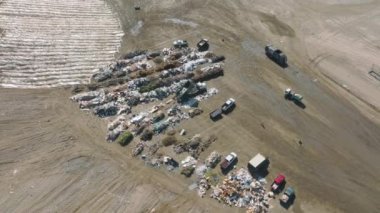 Yerel atık taşıyıcıları tarafından toplanan çöpler depolanmak üzere evlerin ürettiği çöpler