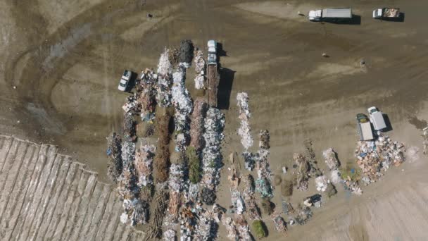 Aerial footage of trucks dumping the trash along air pollutive landfill — Αρχείο Βίντεο