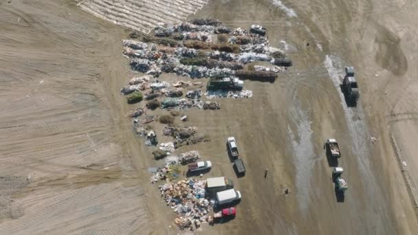 産業埋立地に固形水の負荷を提供するトラックの空中ビュー — ストック動画