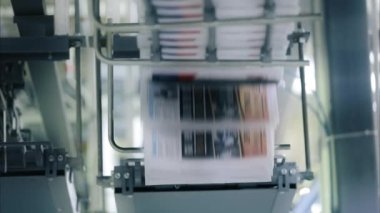 Paketleme ve paketlemeden önce gazete üretim süreci